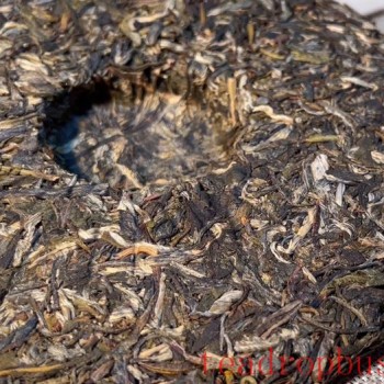 How to Retrieve Tea from Pu-er Tea Cakes, and How to Properly Pry Them Open?