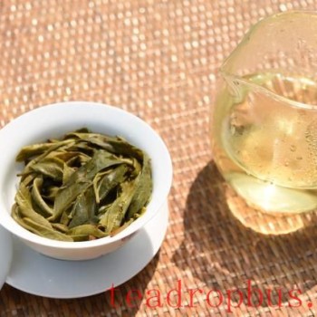 What is the appropriate water temperature for brewing tea?