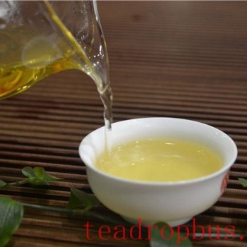 The Graceful Charm of Tea: Finding Peace and Beauty in Its Aroma