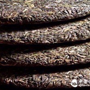 Why is Pu'er tea compressed into cake form?