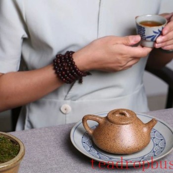 What Items Do Connoisseurs Have on Their Tea Tables?