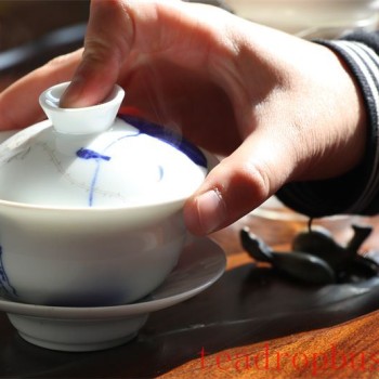 The Realm of Tea, the Realm of the Tasteless