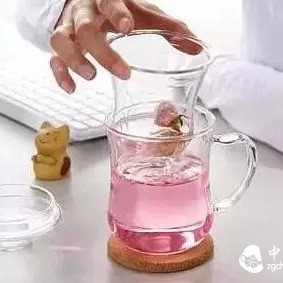 Will Men Become 'Feminine' by Drinking Flower Tea?