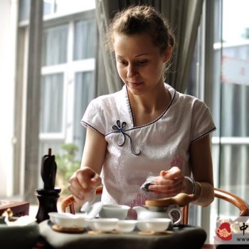 Water suitable for tea must meet the criteria of 'clear, light, sweet, cool, and active' to be considered good water for brewing tea