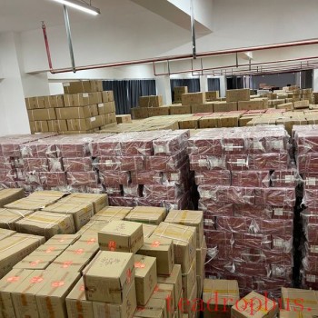 What are the precautions for storing Pu-er tea cakes?