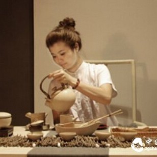 The Way of Hospitality: The Etiquette of Offering Tea