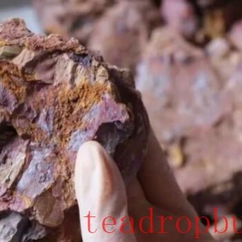 What are the characteristics of traditional purple clay mud refining methods?
