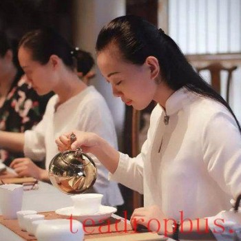 The Etiquette of Brewing Tea: A Journey from Leaf to Cup