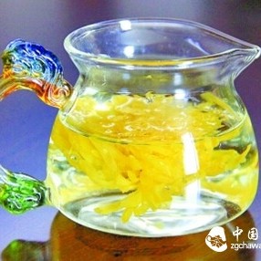 Drinking more chrysanthemum tea can prevent eye dryness.