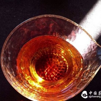 In the Cold Tones of Winter, Have a Cup of Warm-Toned Black Tea