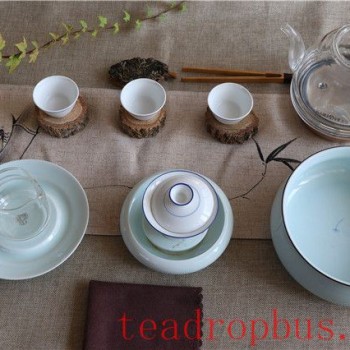 The Delicacies of Drinking Tea with a Gaiwan