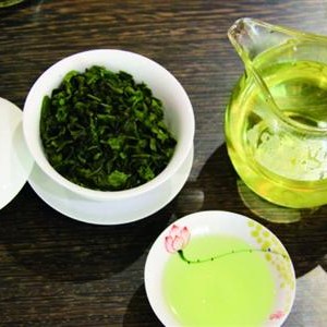 Look! Which pot of Tieguanyin are the savvy senior tea drinkers brewing?