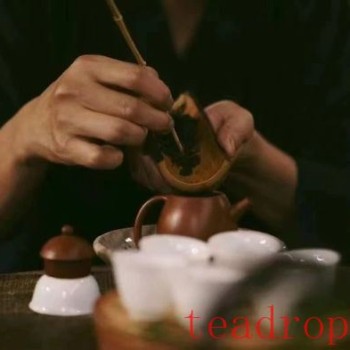 Why is the infusion of some Pu-er tea murky?