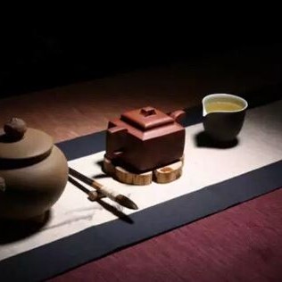 He who drinks tea without understanding the teapot is not a true tea drinker.