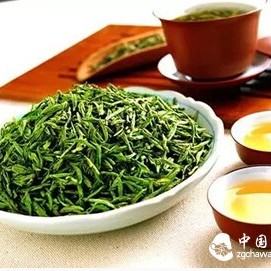 Oil stains on dark clothes can be removed by rubbing with residual tea leaves