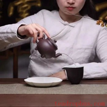 Is it true that a purple clay teapot doesn-t scald your hand?