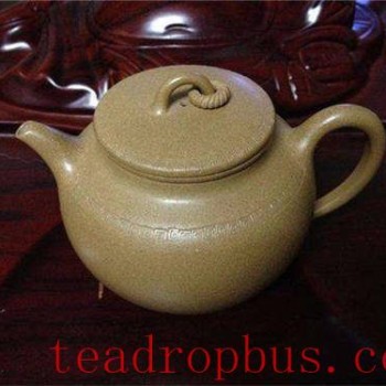 Brewing Green Tea with a Purple Clay Teapot