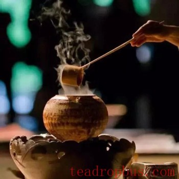 Want your Yixing teapot to be lustrous and smooth like jade? Just follow these ten tips.