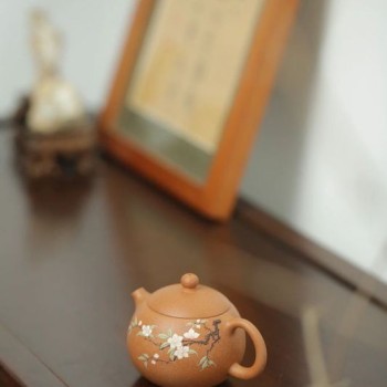How to Remove Tea Stains from a Purple Clay Pot