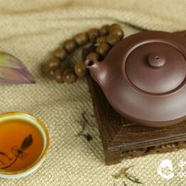 How Should One Appreciate a Purple Clay Teapot?