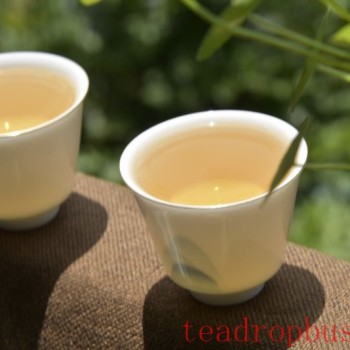 What are the effects of drinking tea daily on the body?