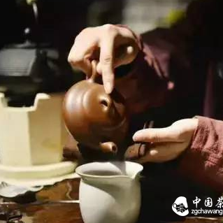 Why Does Tea Taste Different When Drunk in a Tea Shop Versus Brewed at Home?