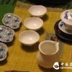 When Brewing Tea, What Are the Considerations for Pouring Water Around the Gaiwan?