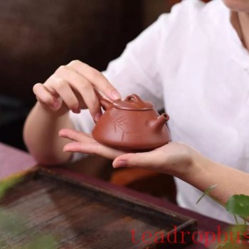 How to Remove Unpleasant Odors from a Purple Clay Teapot?