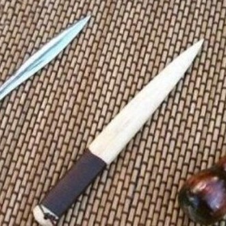 Illustrated Method for Prying Open Pu'er Tea