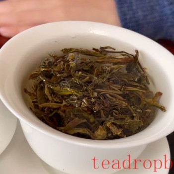 Many people find that the raw Pu-er tea becomes increasingly astringent with each infusion, why is this so?