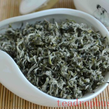 What are the benefits of green tea, and does it cause heatiness?
