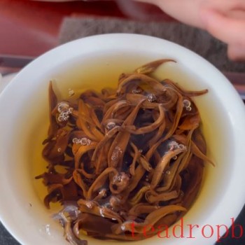 What Are the Benefits and Drawbacks of Drinking Black Tea?