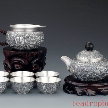 Why is a Pure Silver Teapot a Good Choice for Brewing Tea?