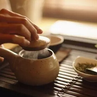 It is said that drinking hot tea in summer is better