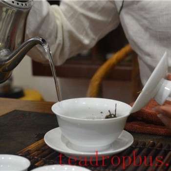 What are the different experiences of bitterness when drinking Pu-er tea?