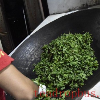 What details should be paid attention to during the fixation process of Pu-er tea?
