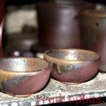 Why are Wood-Fired Kilns Pricy? What Characteristics do Wood-Fired Tea Utensils Possess?