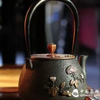 Why can cast iron and silver kettles really improve the quality of water when boiling it?