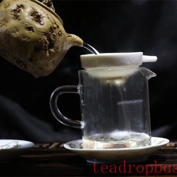 A Whiff of Tea Scent Colors the Passing Years, Soft Words Leave Aroma in Time
