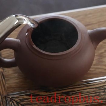 Playing with a Yixing Pot: Follow These Ten Tips for a Lustrous and Smooth Finish!