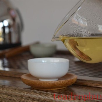 When Drinking Tea with Others, Remember Not to Do These Things