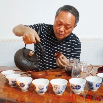 Brewing Aged Pu-er Tea Helps One Understand It Better