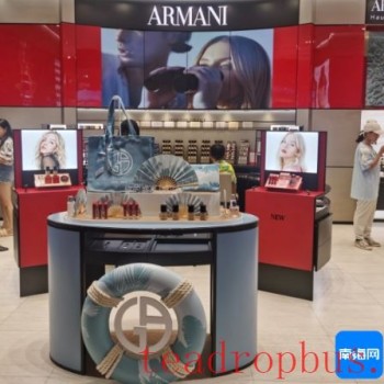 "Duty-Free + Tea": Hainan Duty-Free collaborates with Royal Tea to launch a Qixi-themed flower cart