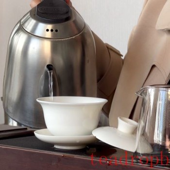Is it necessary to rinse Pu-er tea before brewing?