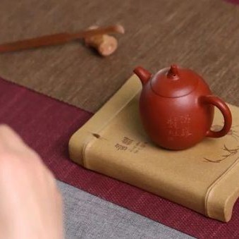 Using a Purple Clay Pot for Tea in Winter Requires Care!