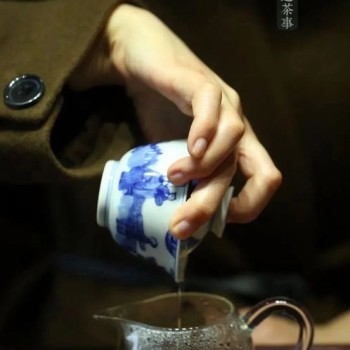 Enjoy the Present Moment Alone, Releasing Yourself in Tea with Full Focus