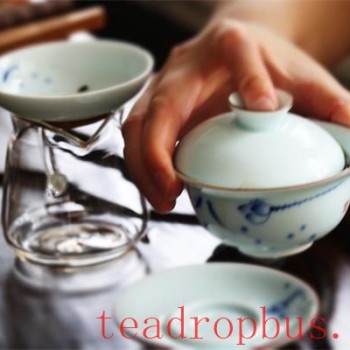 Why does the infusion of ripe Pu-er tea sometimes resemble soy sauce?