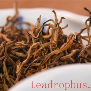 Winter, soaking in this Red Tea hot spring…
