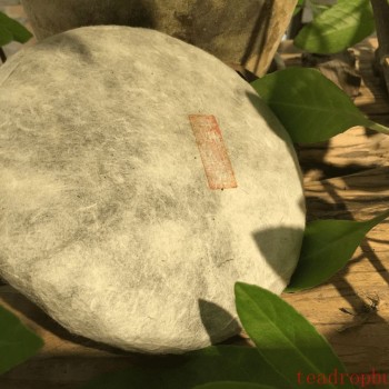 Pu-er Tea Cake: How to Properly Pry It Open? A Guide for Beginners!