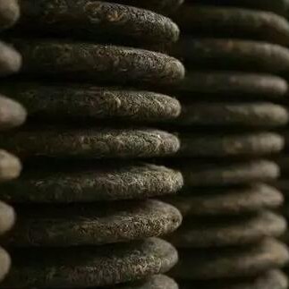 What are the benefits of aging raw Pu-erh tea?
